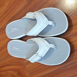 Cloudsteppers By Clarks Women's  White Flip Flop Sandal Size 11.